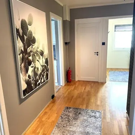 아파트 Hb8-2 Moderne Med Fri Parkering 나르비크